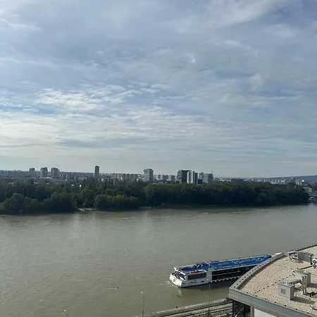 Mrakodrap Skyscraper Eurovea 2 Witch Parking Daire Bratislava